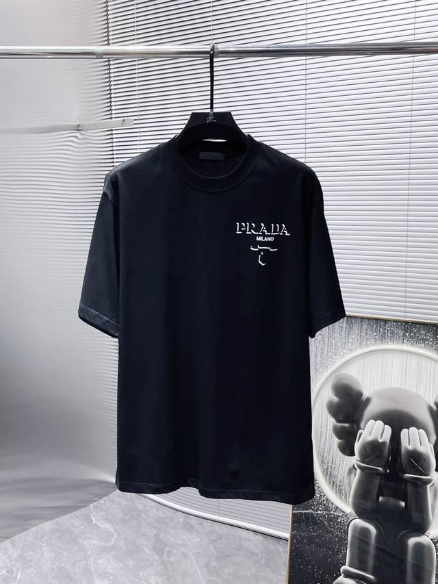 普拉达 Prada 2024新款 圆领 短袖 T恤 体恤 半袖 高端版本 专柜定制面料 透气舒适度高 细节无可挑剔 品牌元素设计理念 体现高品质 手感细腻柔软
